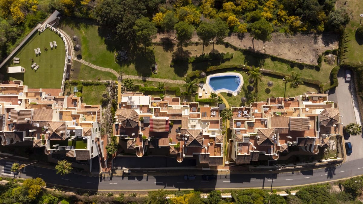 Apartamento de 2 habitaciones en Benahavís en venta con piscina garaje - 430.000 € (Ref: 9724904)