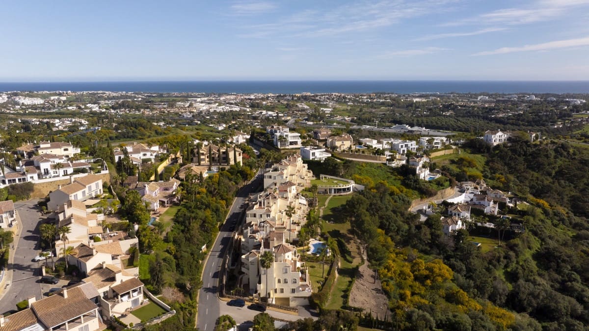 Apartamento de 2 habitaciones en Benahavís en venta con piscina garaje - 430.000 € (Ref: 9724904)