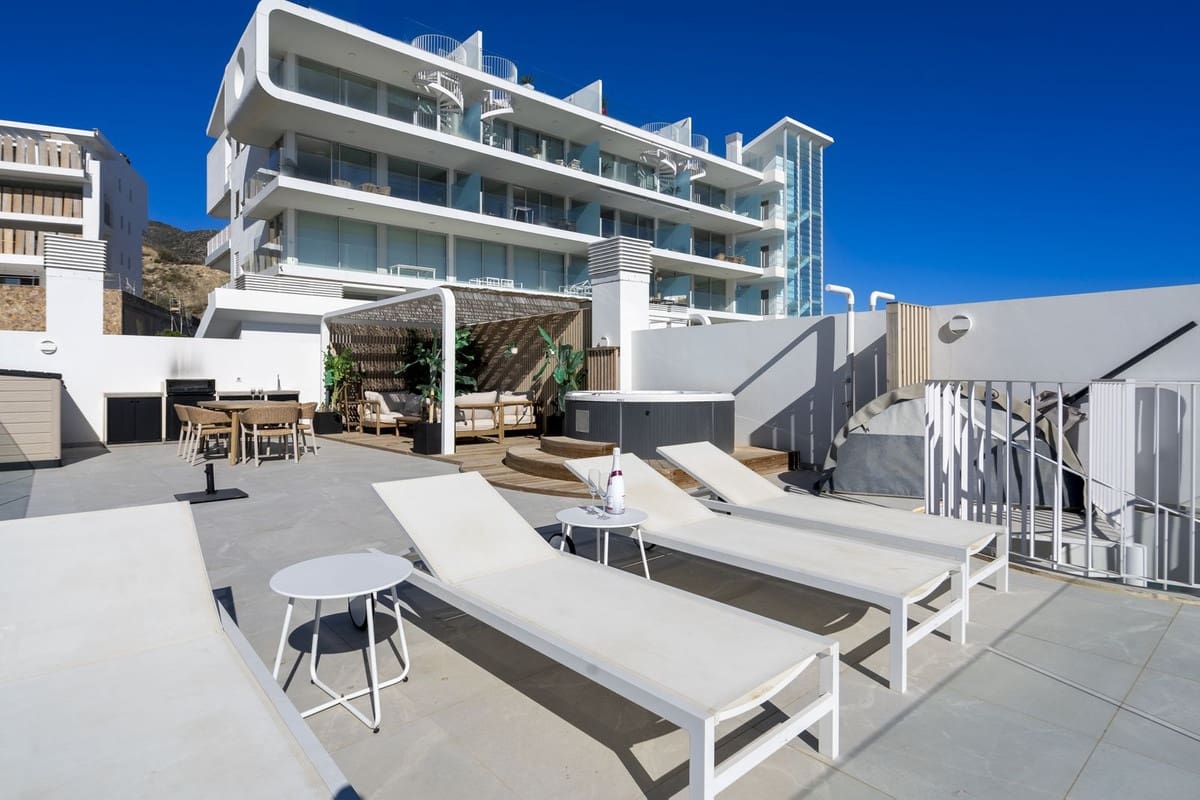 2 sovrum Takvåning till salu i Fuengirola med pool garage - 885 000 € (Ref: 9736076)