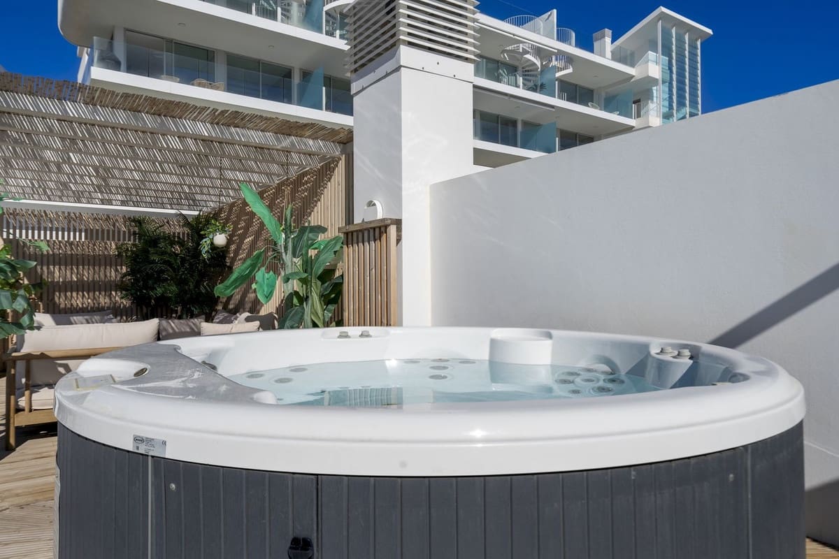 2 sovrum Takvåning till salu i Fuengirola med pool garage - 885 000 € (Ref: 9736076)