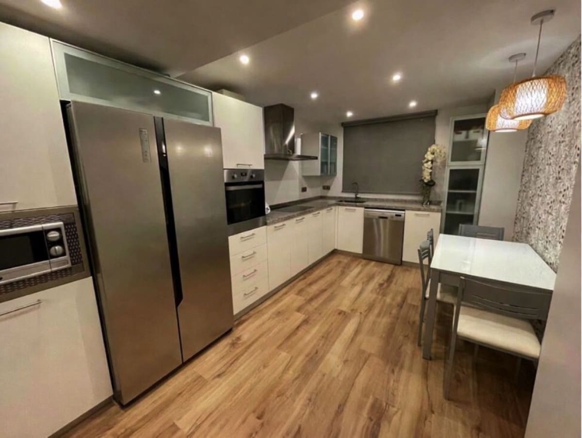 4 soveværelse Byhus til salg i Marbella med swimmingpool garage - € 840.000 (Ref: 9737035)