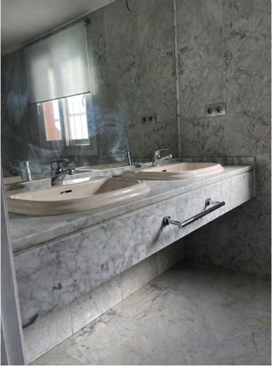 4 soveværelse Byhus til salg i Marbella med swimmingpool garage - € 840.000 (Ref: 9737035)