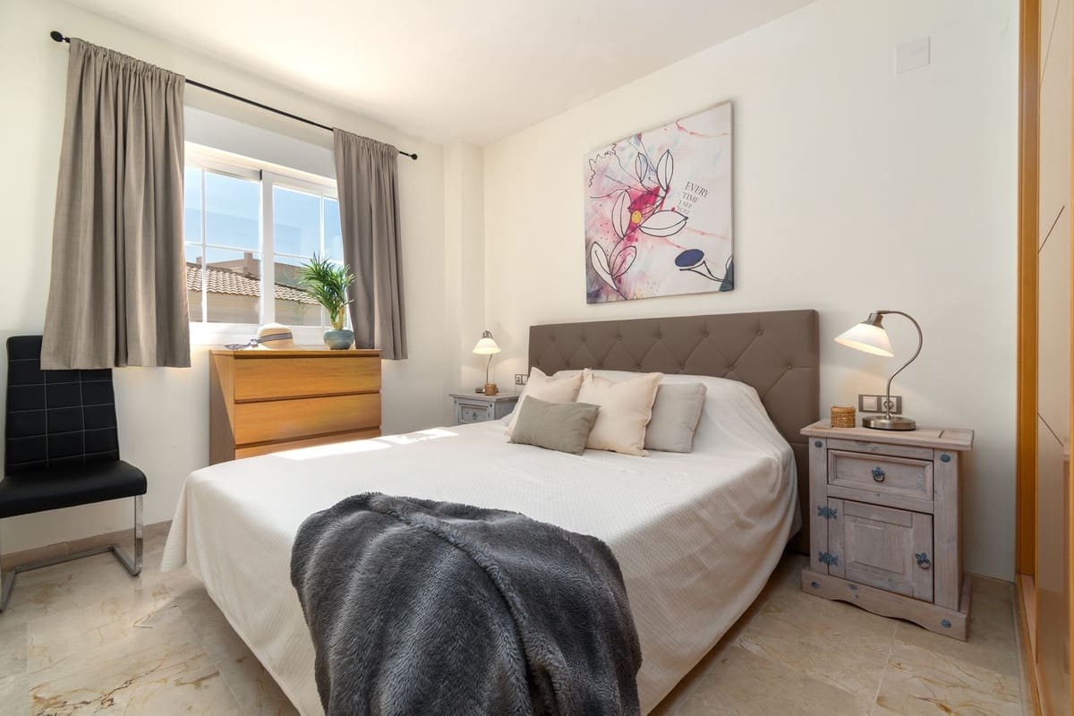 2 soverom Penthouse til salgs i La Duquesa / Puerto de la Duquesa med svømmebasseng garasje - € 295 000 (Ref: 9737055)