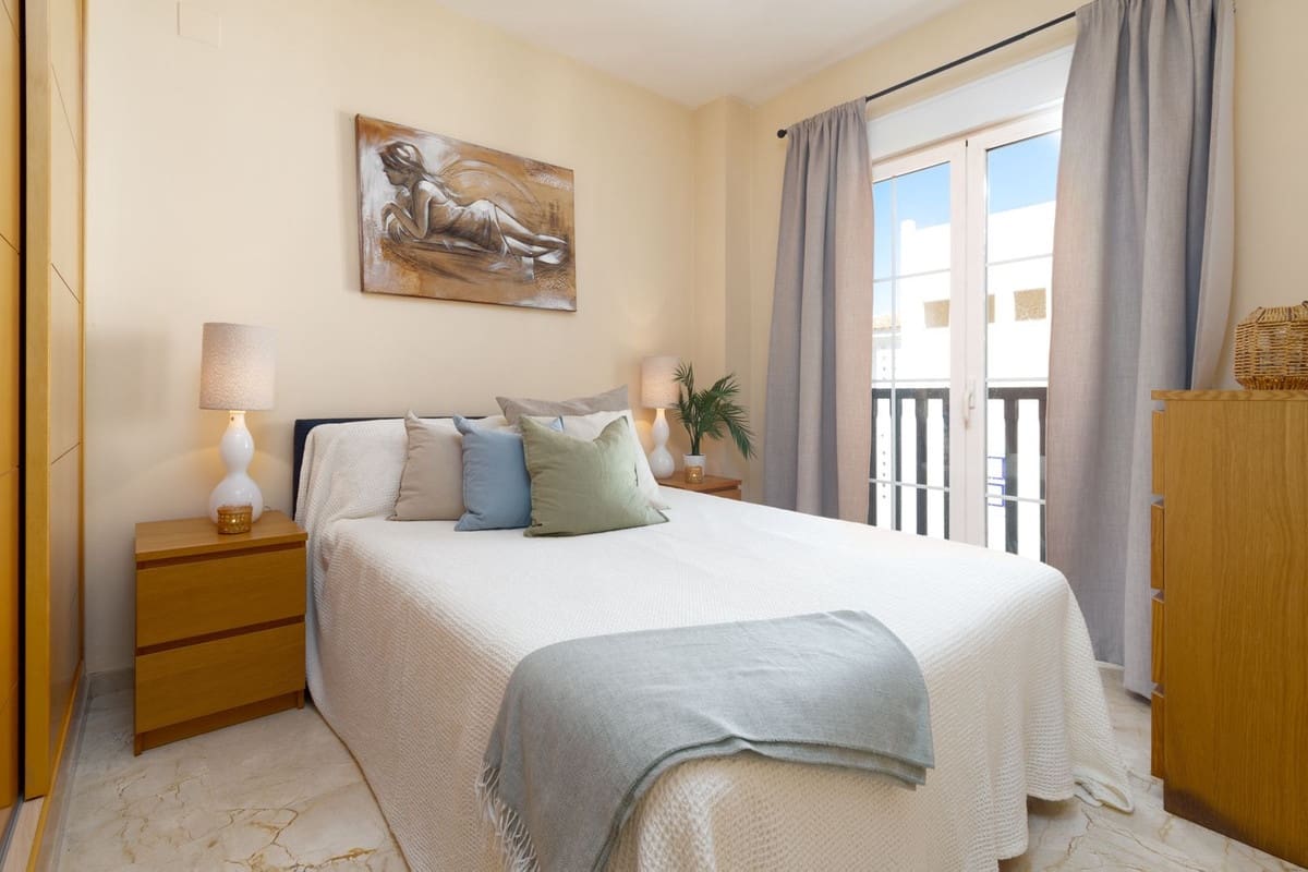 2 soverom Penthouse til salgs i La Duquesa / Puerto de la Duquesa med svømmebasseng garasje - € 295 000 (Ref: 9737055)