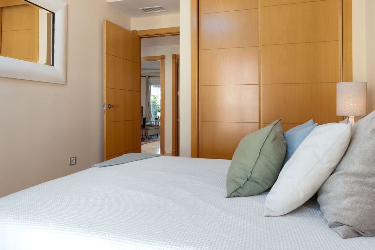 2 soverom Penthouse til salgs i La Duquesa / Puerto de la Duquesa med svømmebasseng garasje - € 295 000 (Ref: 9737055)