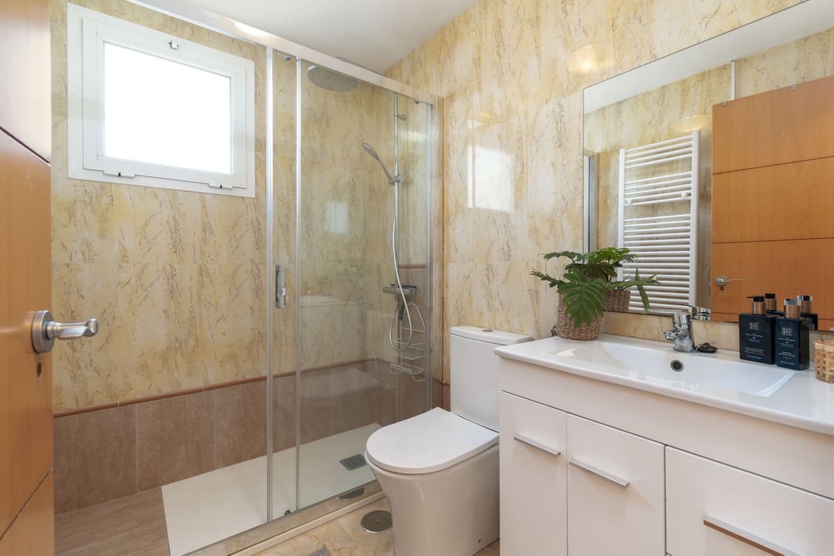 2 soverom Penthouse til salgs i La Duquesa / Puerto de la Duquesa med svømmebasseng garasje - € 295 000 (Ref: 9737055)