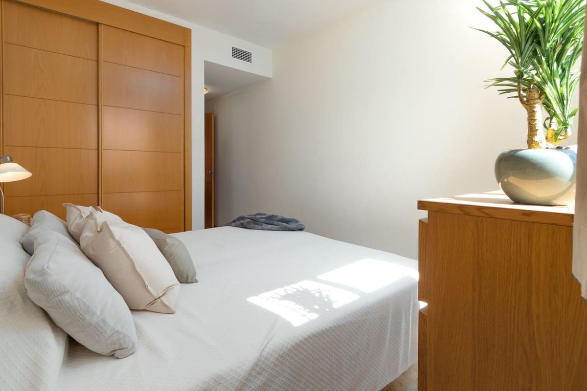 2 soverom Penthouse til salgs i La Duquesa / Puerto de la Duquesa med svømmebasseng garasje - € 295 000 (Ref: 9737055)