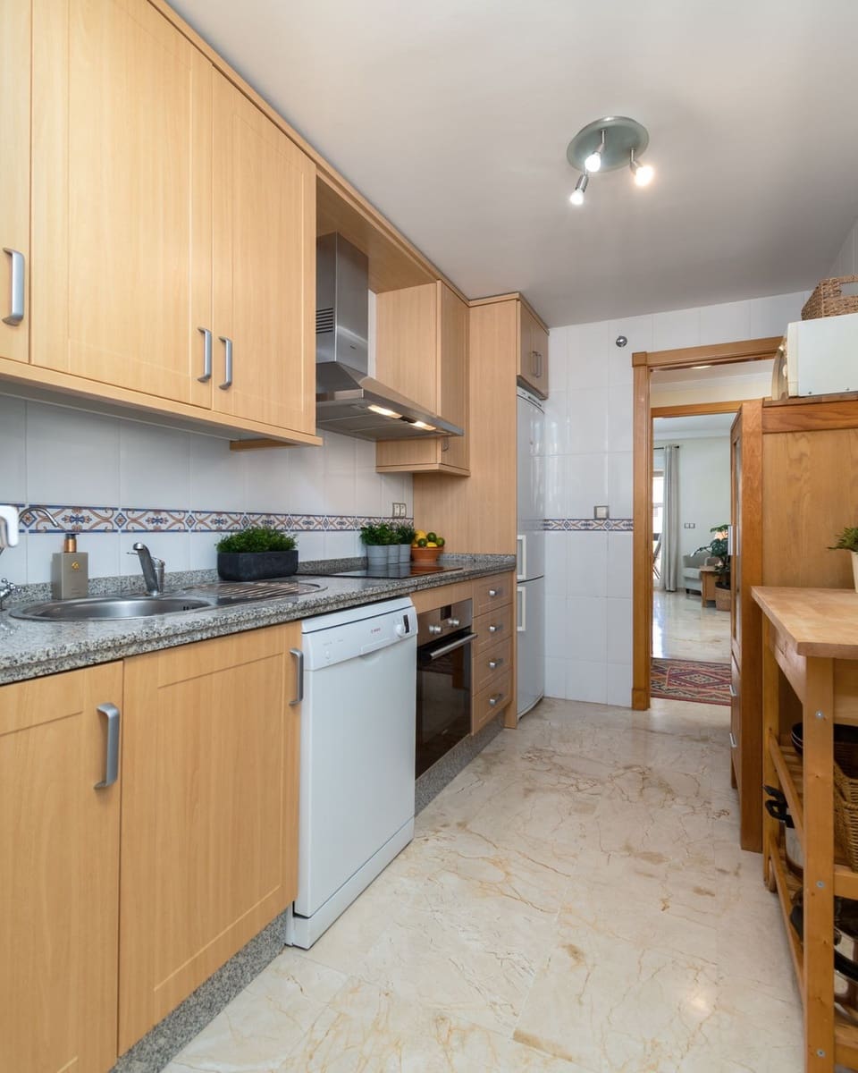 2 soverom Penthouse til salgs i La Duquesa / Puerto de la Duquesa med svømmebasseng garasje - € 295 000 (Ref: 9737055)