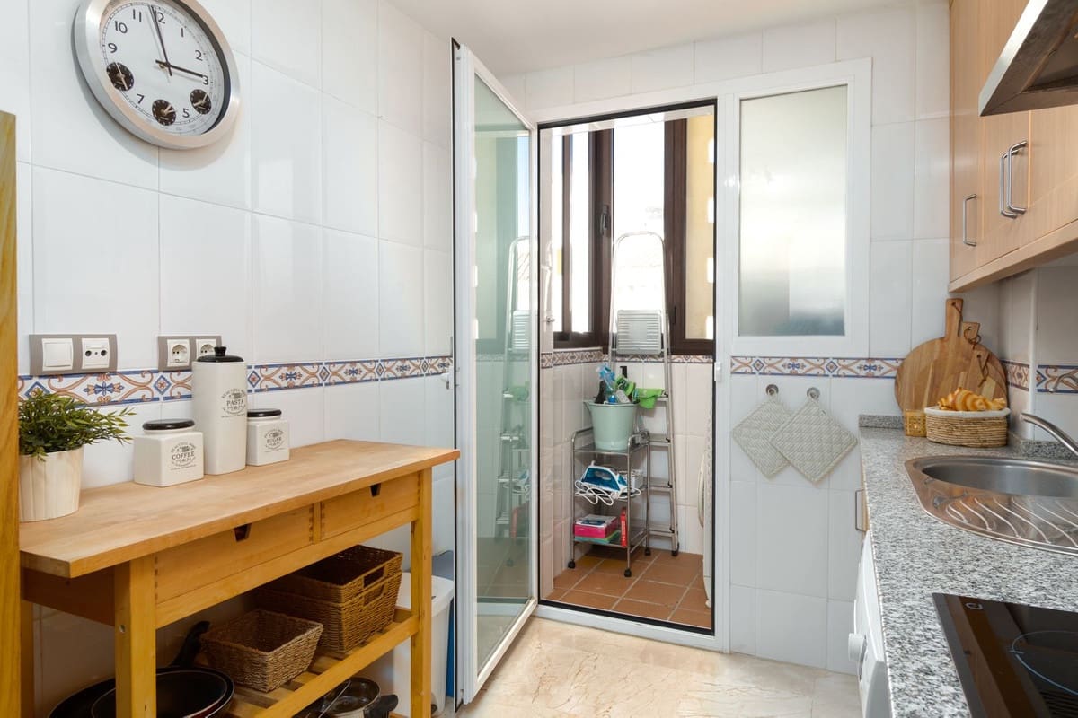 2 soverom Penthouse til salgs i La Duquesa / Puerto de la Duquesa med svømmebasseng garasje - € 295 000 (Ref: 9737055)