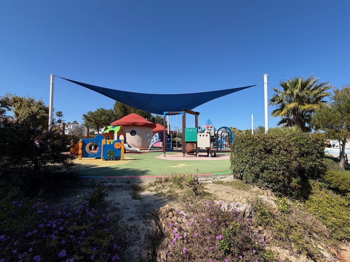 2 soverom Penthouse til salgs i La Duquesa / Puerto de la Duquesa med svømmebasseng garasje - € 295 000 (Ref: 9737055)