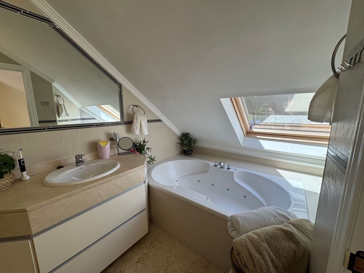 4 soverom Hus til salgs i Calahonda med svømmebasseng garasje - € 620 000 (Ref: 9737134)