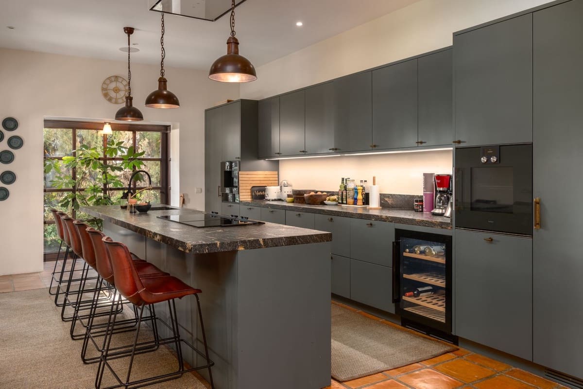 5 bedroom Villa for sale in San Pedro de Alcantara with pool - € 3,450,000 (Ref: 9737239)