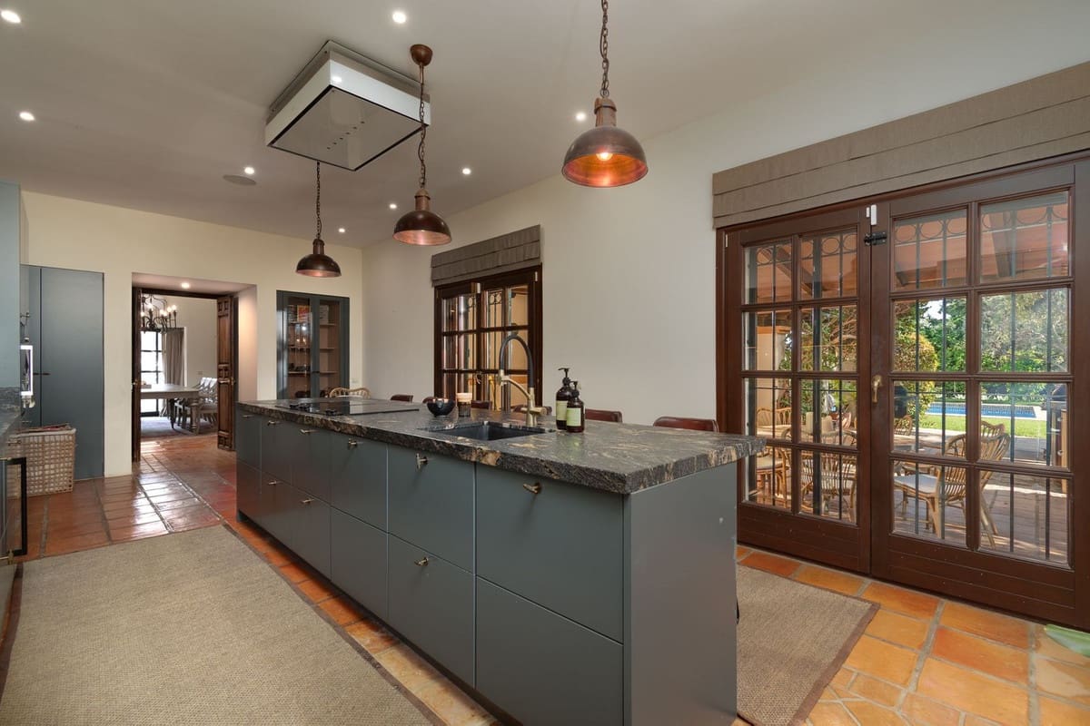 5 bedroom Villa for sale in San Pedro de Alcantara with pool - € 3,450,000 (Ref: 9737239)