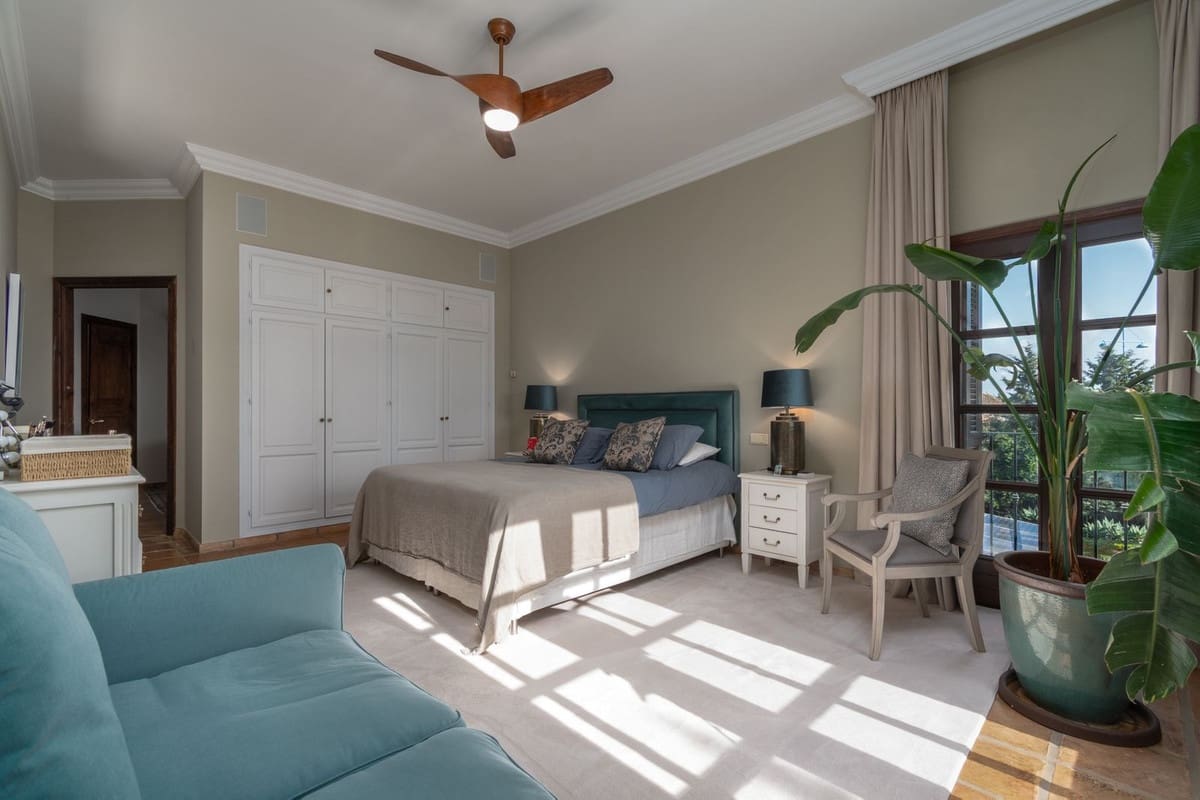 5 bedroom Villa for sale in San Pedro de Alcantara with pool - € 3,450,000 (Ref: 9737239)