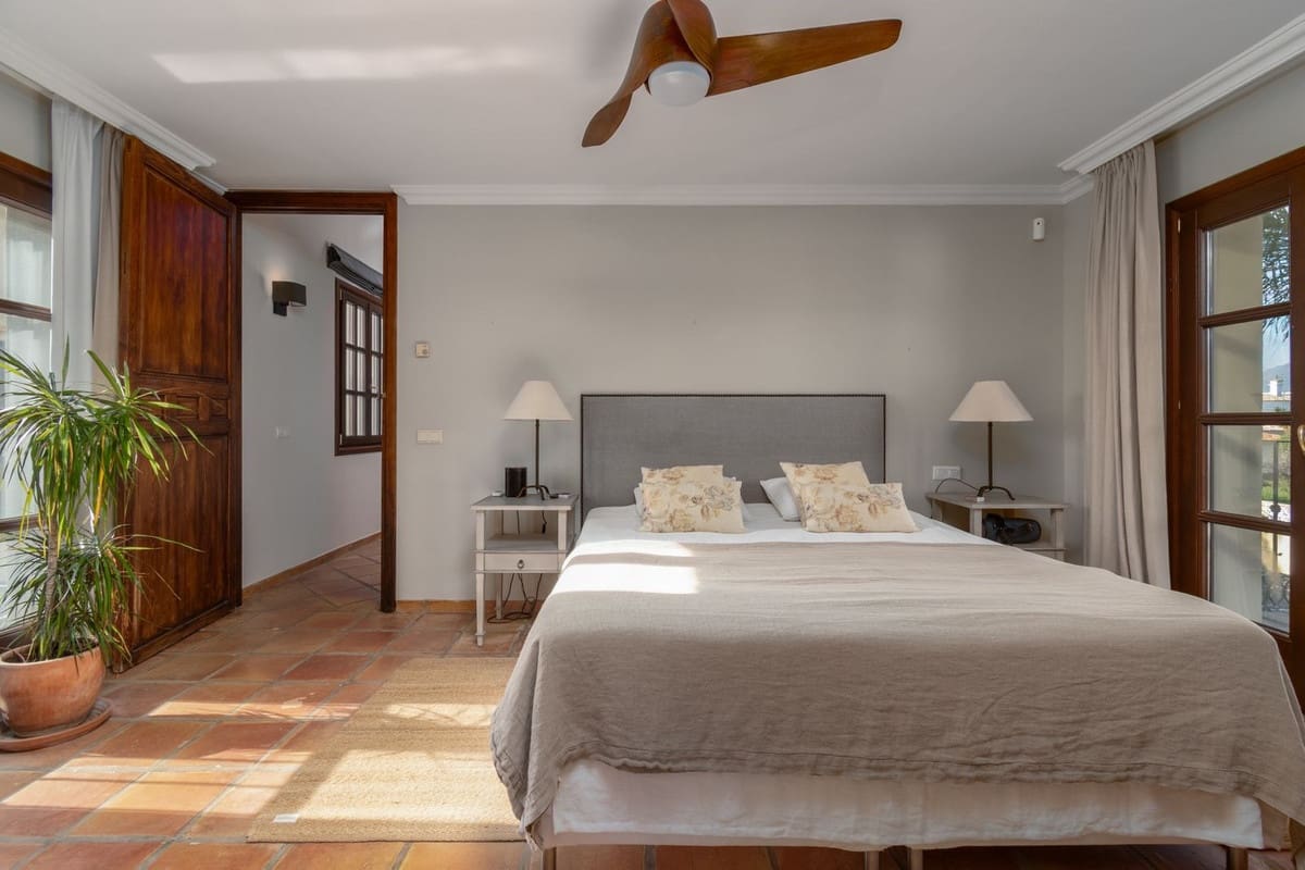 5 bedroom Villa for sale in San Pedro de Alcantara with pool - € 3,450,000 (Ref: 9737239)