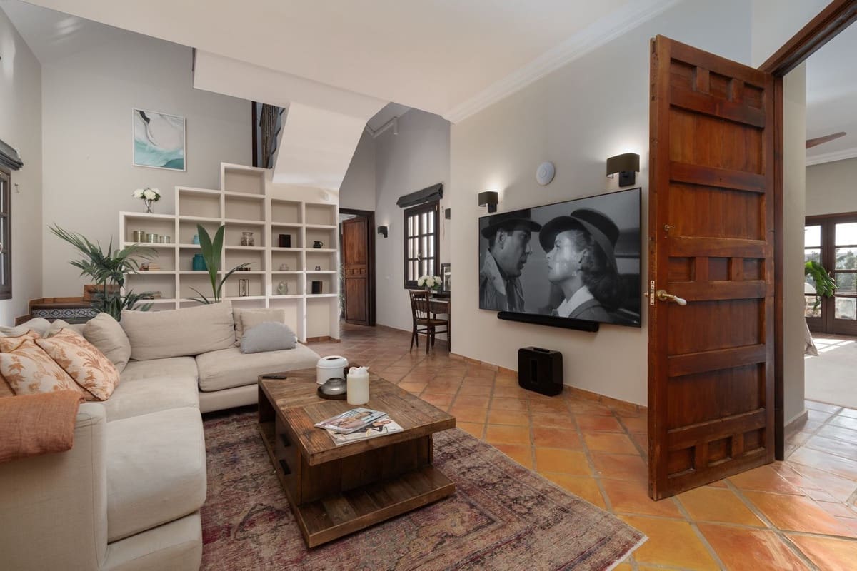 5 bedroom Villa for sale in San Pedro de Alcantara with pool - € 3,450,000 (Ref: 9737239)