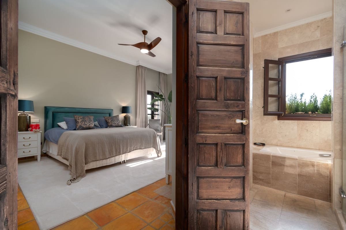 5 bedroom Villa for sale in San Pedro de Alcantara with pool - € 3,450,000 (Ref: 9737239)