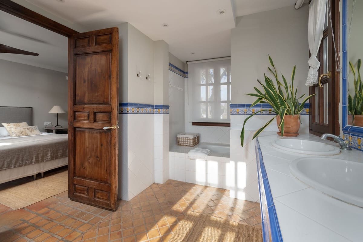 5 bedroom Villa for sale in San Pedro de Alcantara with pool - € 3,450,000 (Ref: 9737239)