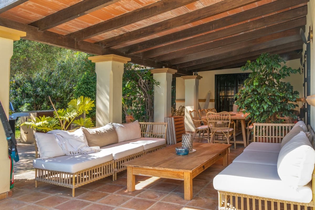 5 bedroom Villa for sale in San Pedro de Alcantara with pool - € 3,450,000 (Ref: 9737239)