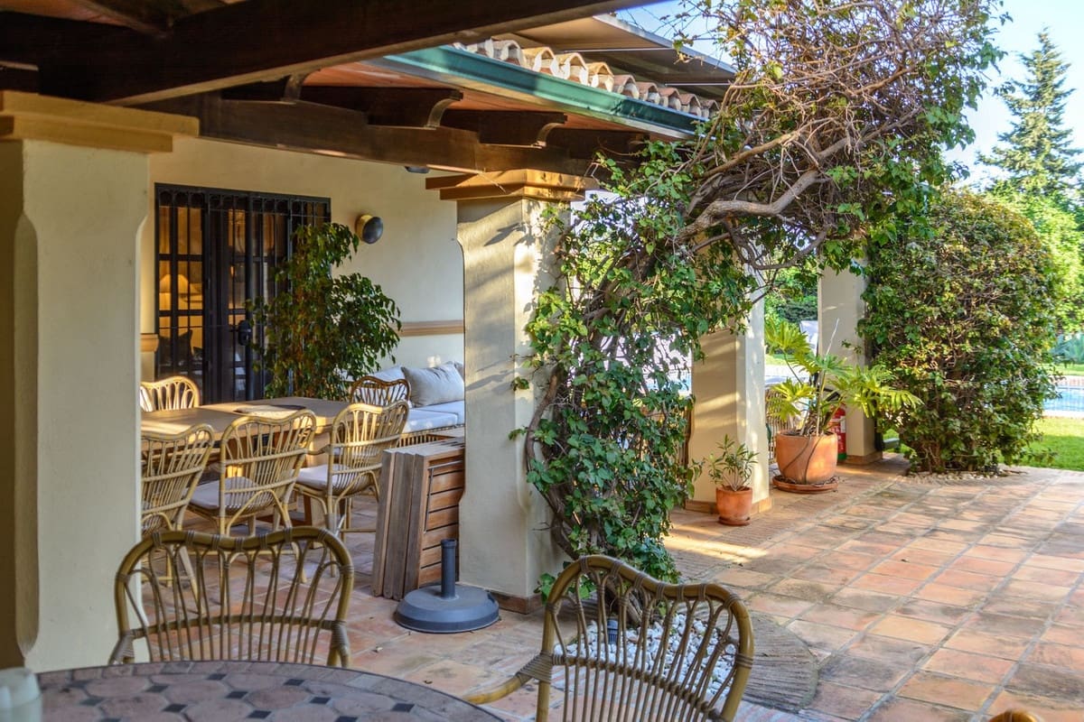 5 bedroom Villa for sale in San Pedro de Alcantara with pool - € 3,450,000 (Ref: 9737239)