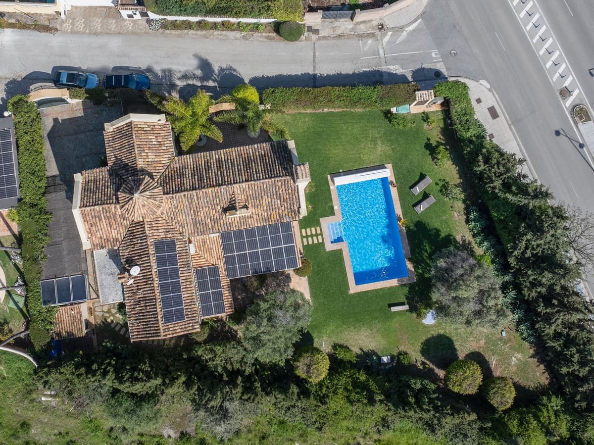 5 bedroom Villa for sale in San Pedro de Alcantara with pool - € 3,450,000 (Ref: 9737239)