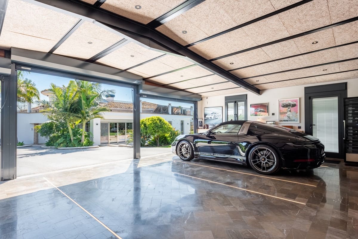 4 bedroom Villa for sale in San Pedro de Alcantara with pool garage - € 5,850,000 (Ref: 9747351)