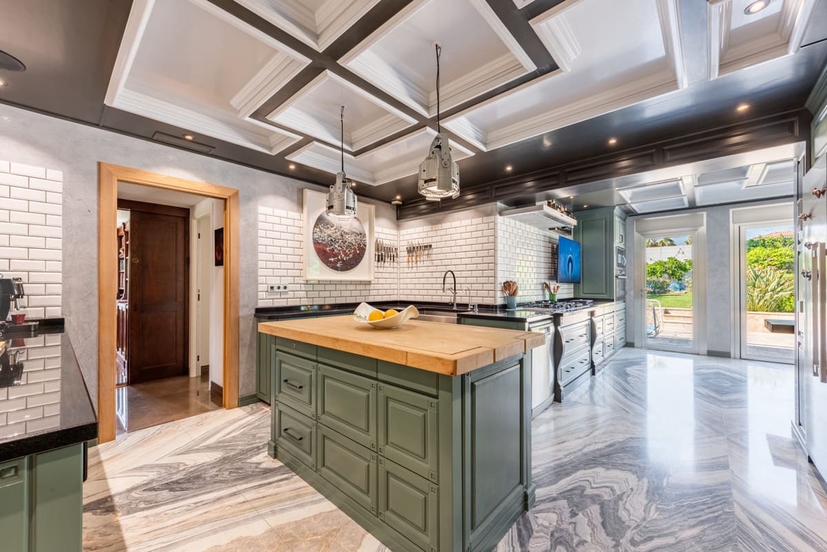 4 bedroom Villa for sale in San Pedro de Alcantara with pool garage - € 5,850,000 (Ref: 9747351)