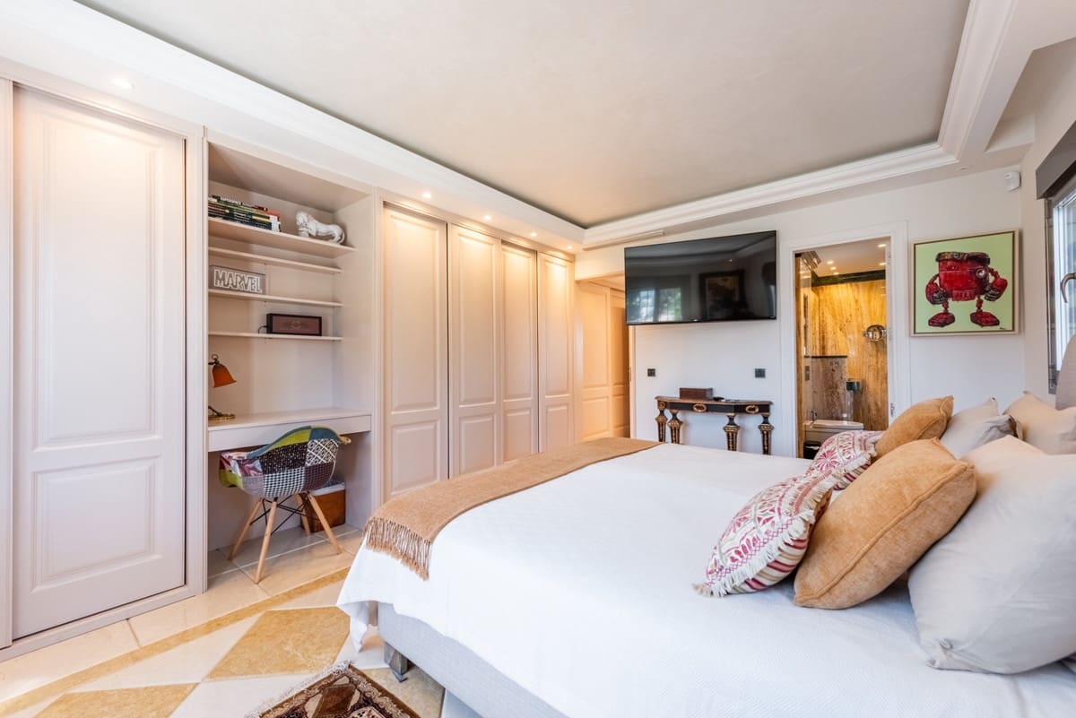 4 bedroom Villa for sale in San Pedro de Alcantara with pool garage - € 5,850,000 (Ref: 9747351)