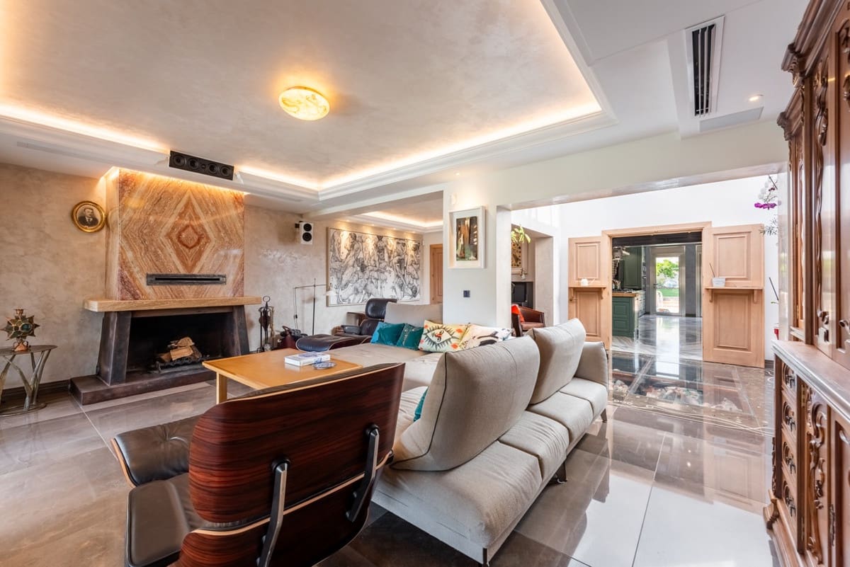 4 bedroom Villa for sale in San Pedro de Alcantara with pool garage - € 5,850,000 (Ref: 9747351)