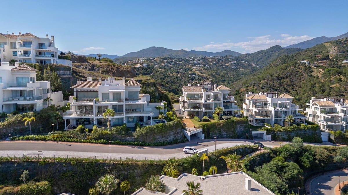 4 bedroom Penthouse for sale in Benahavis with pool garage - € 1,249,000 (Ref: 9748445)