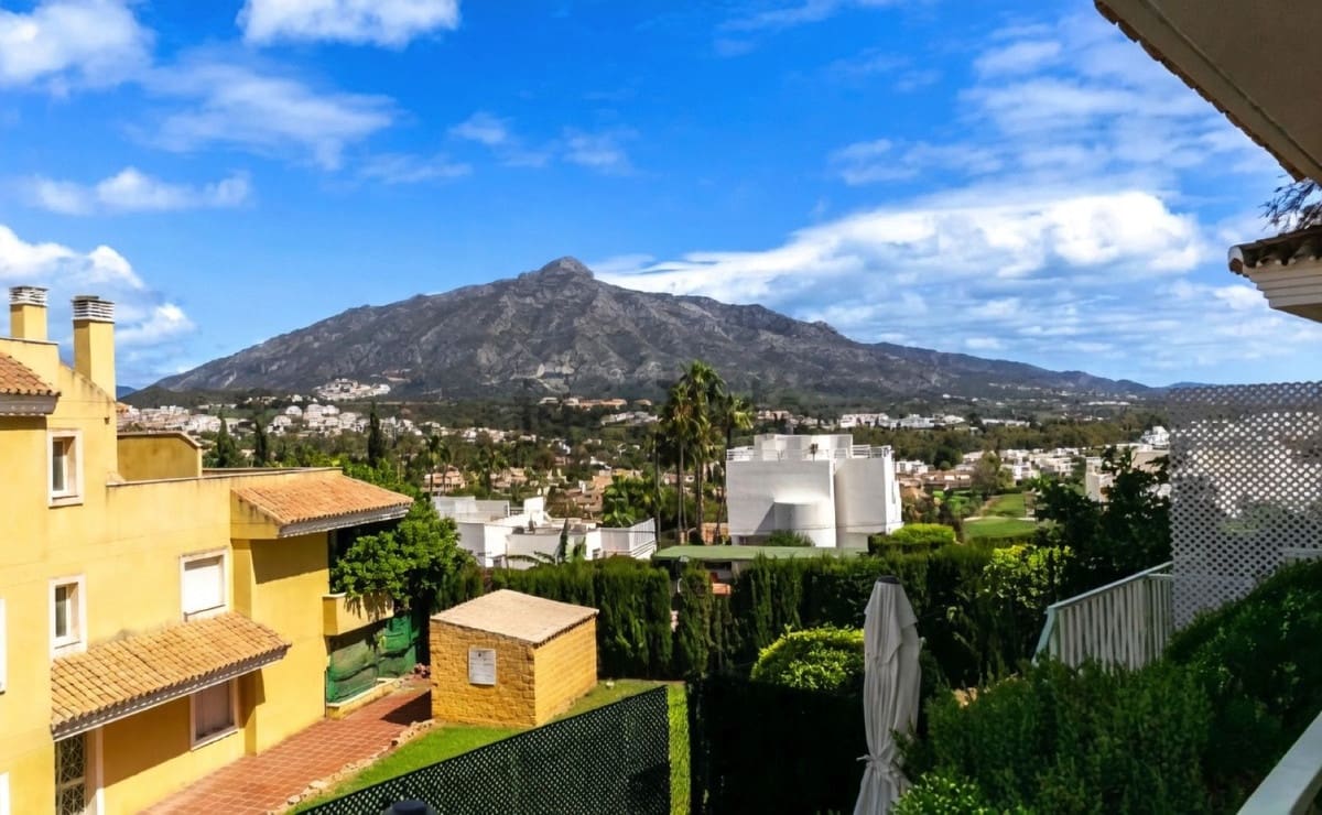 1 bedroom Apartment for sale in Nueva Andalucia with pool garage - € 355,000 (Ref: 9749233)