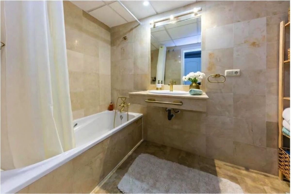 1 bedroom Apartment for sale in Nueva Andalucia with pool garage - € 355,000 (Ref: 9749233)