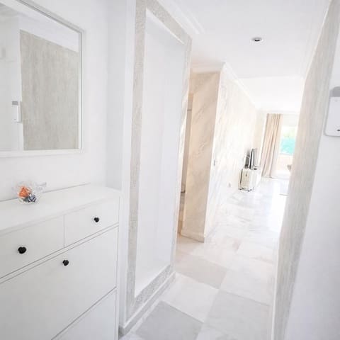 2 makuuhuone Huoneisto myytävänä paikassa Aloha Golf, Marbella mukana uima-altaan 
autotalli - 405 000 € (Ref: 9749238)