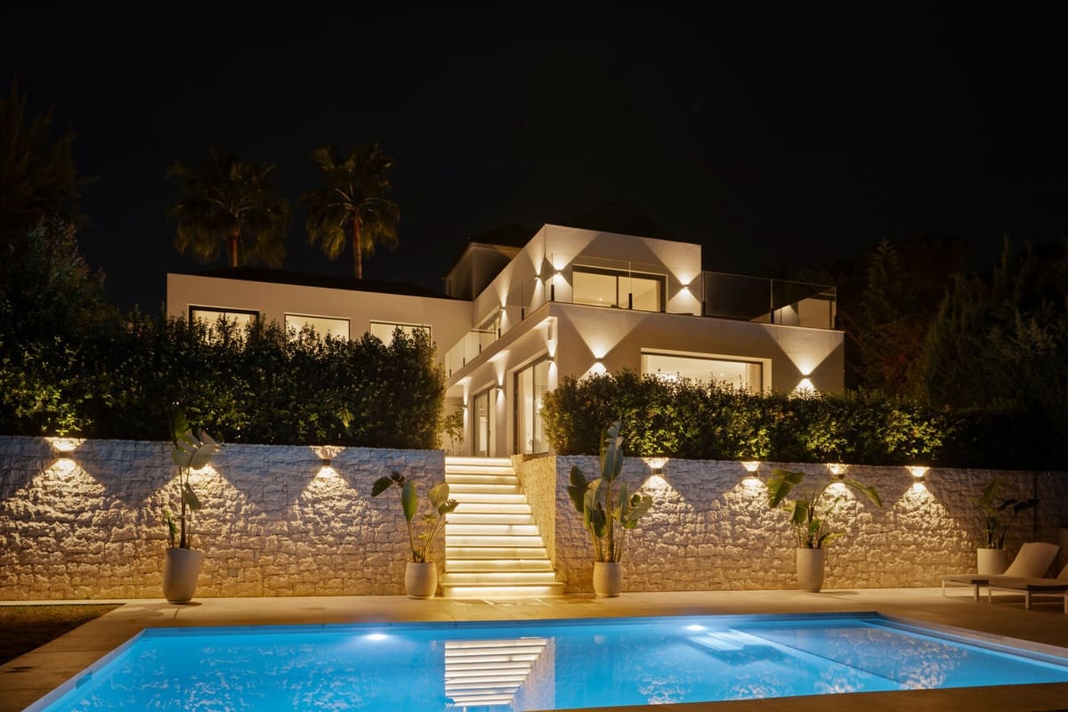 4 bedroom Villa for sale in Nueva Andalucia with pool garage - € 3,250,000 (Ref: 9753667)
