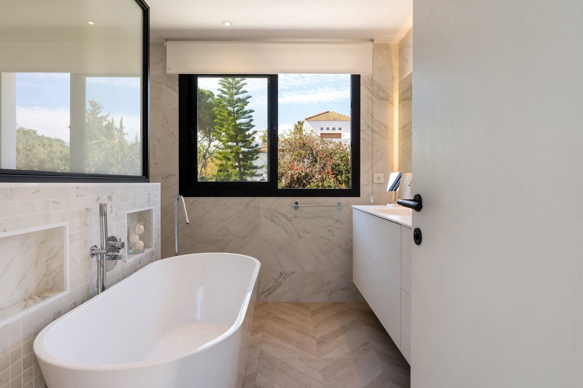 4 bedroom Villa for sale in Nueva Andalucia with pool garage - € 3,250,000 (Ref: 9753667)