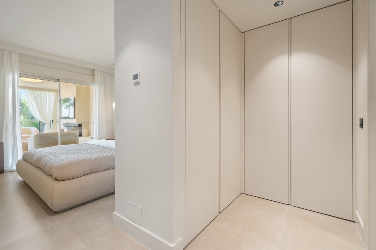 3 sypialnia Apartament na sprzedaż w Nueva Andalucia z basenem garażem - 1 090 000 € (Ref: 9759478)