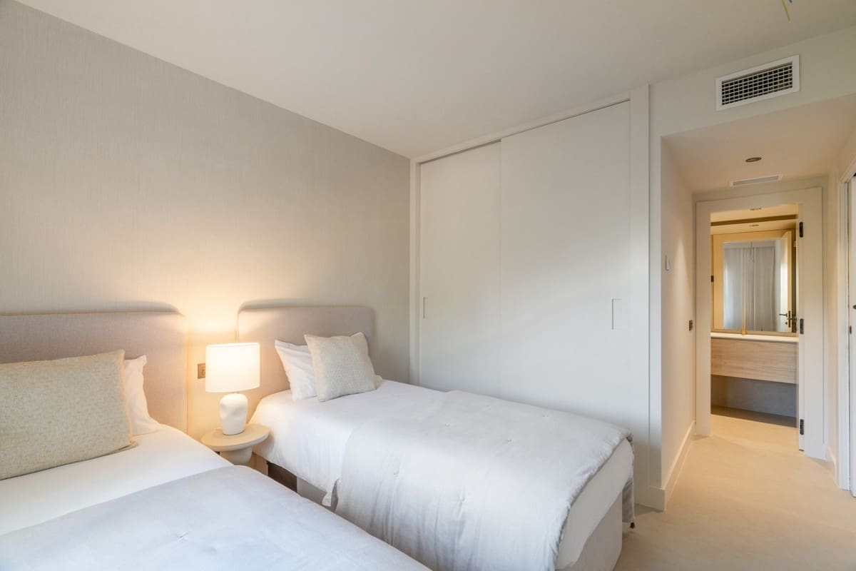 3 sypialnia Apartament na sprzedaż w Nueva Andalucia z basenem garażem - 1 090 000 € (Ref: 9759478)