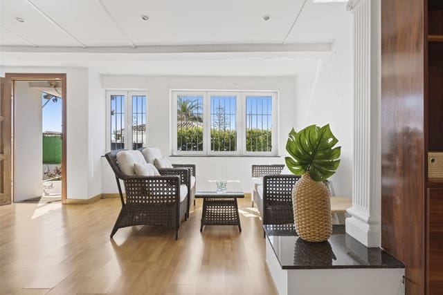 3 makuuhuone Bungalow myytävänä paikassa El Chaparral, Málaga kaupunki mukana uima-altaan 
autotalli - 595 000 € (Ref: 9759514)