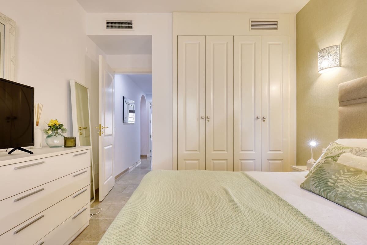 3 soverom Leilighet til salgs i La Duquesa / Puerto de la Duquesa med svømmebasseng garasje - € 370 000 (Ref: 9759522)