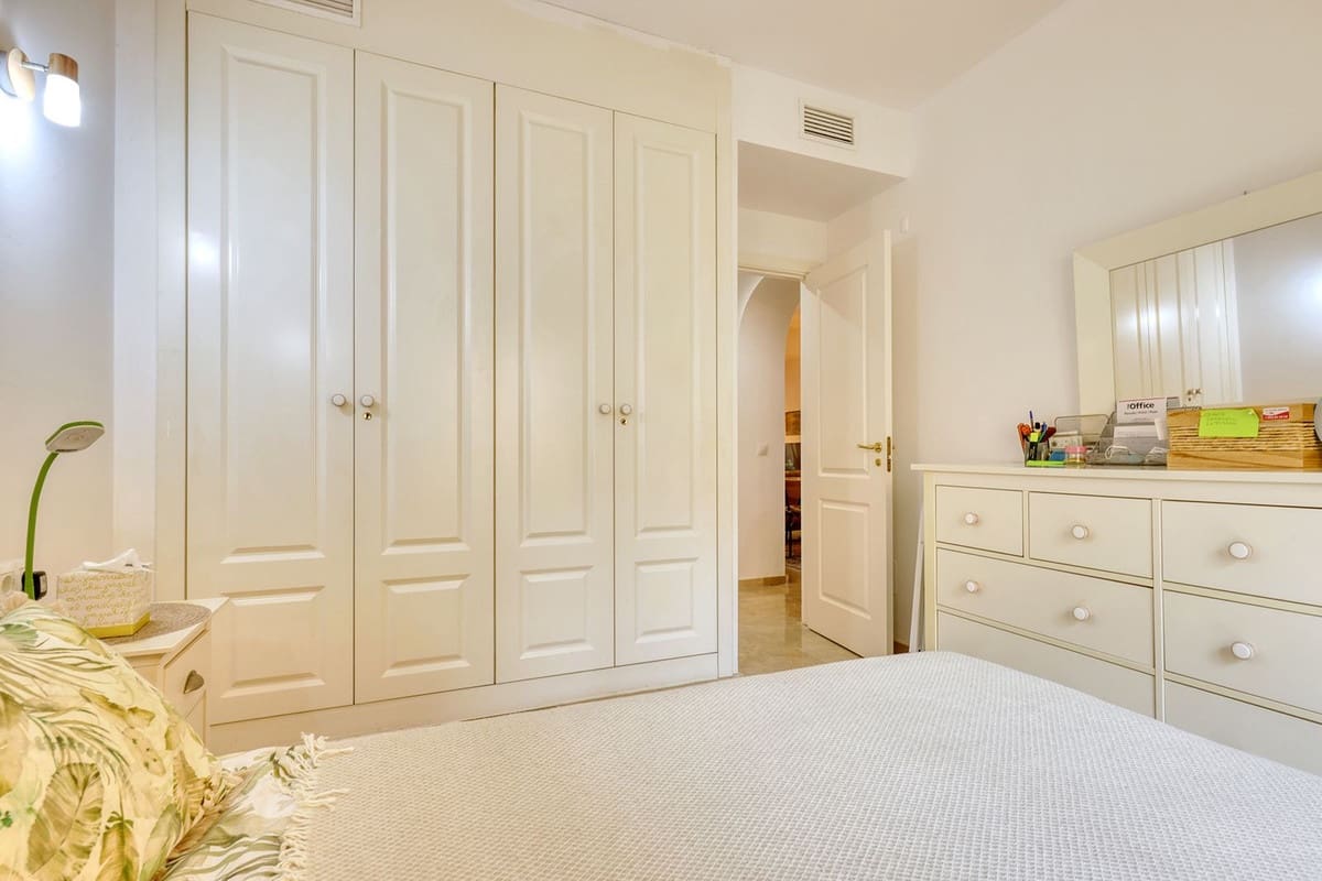 3 soverom Leilighet til salgs i La Duquesa / Puerto de la Duquesa med svømmebasseng garasje - € 370 000 (Ref: 9759522)