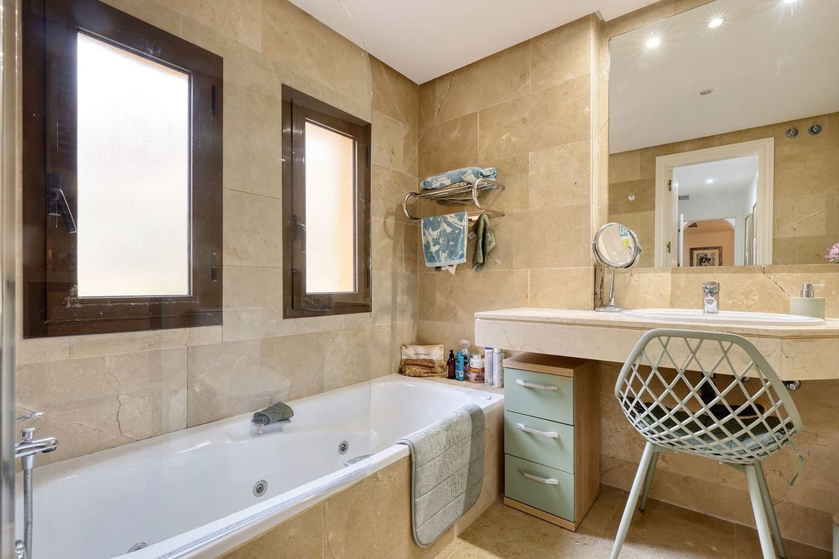 3 soverom Leilighet til salgs i La Duquesa / Puerto de la Duquesa med svømmebasseng garasje - € 370 000 (Ref: 9759522)