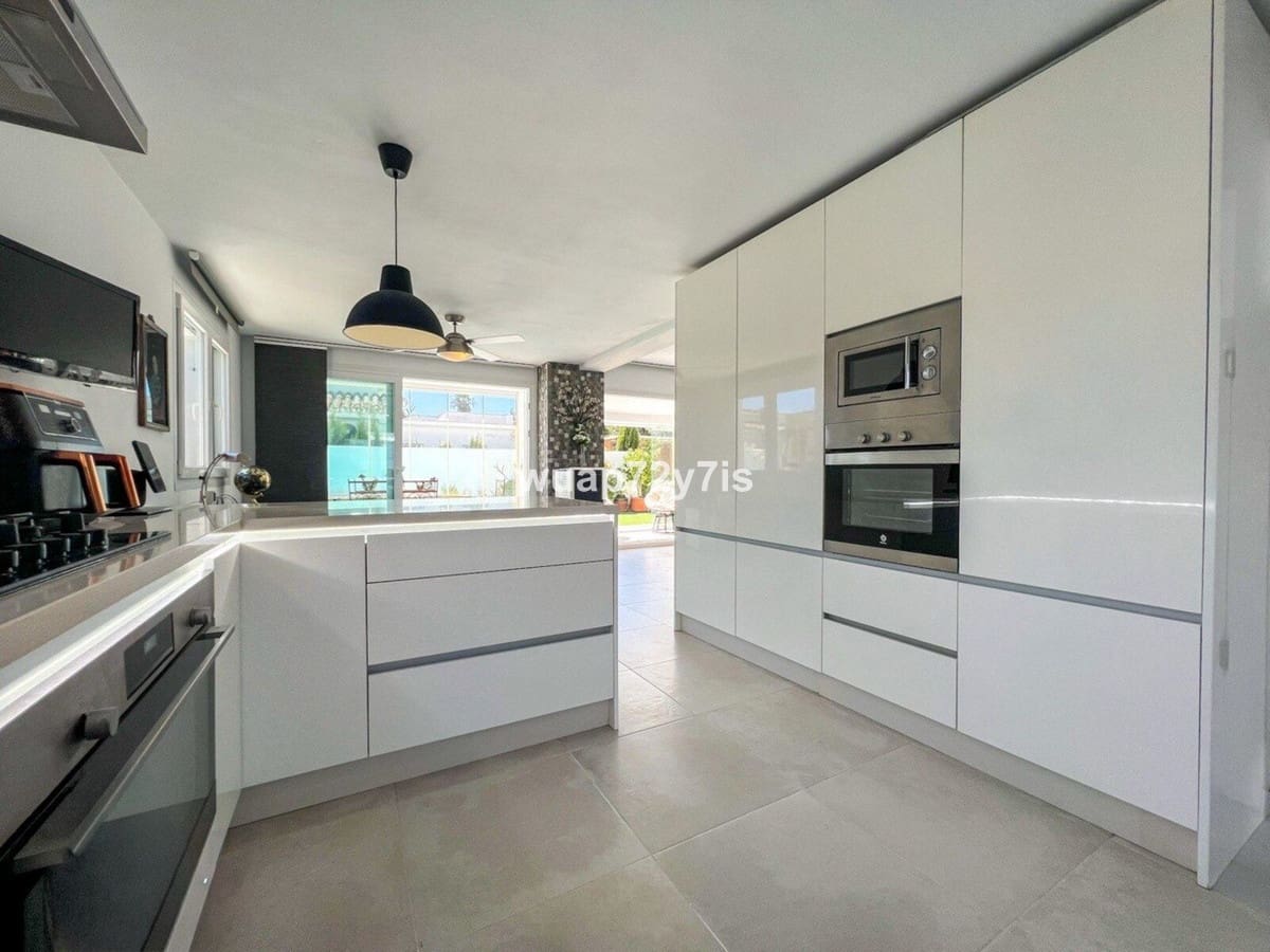 3 makuuhuone Huvila myytävänä paikassa Estepona mukana uima-altaan 
autotalli - 1 575 000 € (Ref: 9759529)