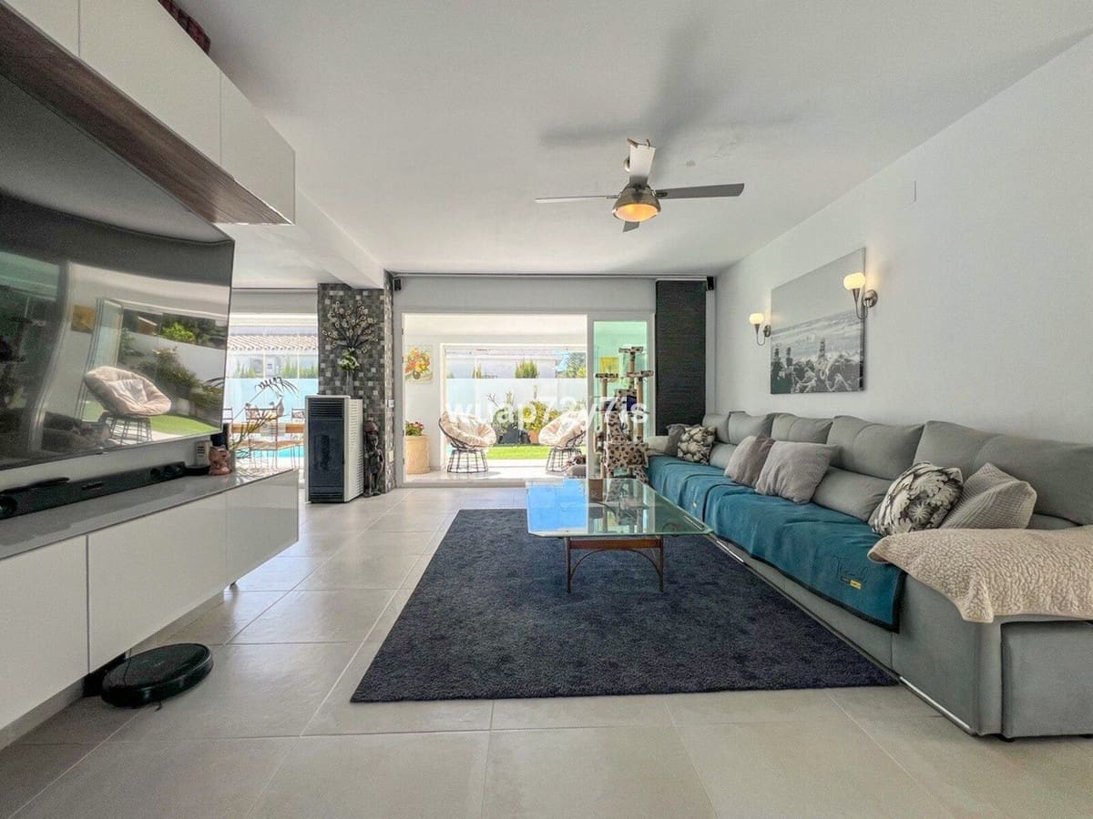 3 makuuhuone Huvila myytävänä paikassa Estepona mukana uima-altaan 
autotalli - 1 575 000 € (Ref: 9759529)