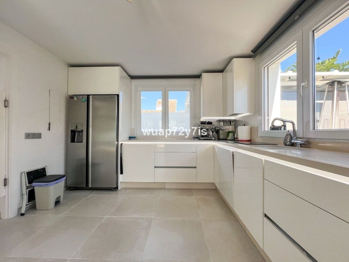 3 makuuhuone Huvila myytävänä paikassa Estepona mukana uima-altaan 
autotalli - 1 575 000 € (Ref: 9759529)