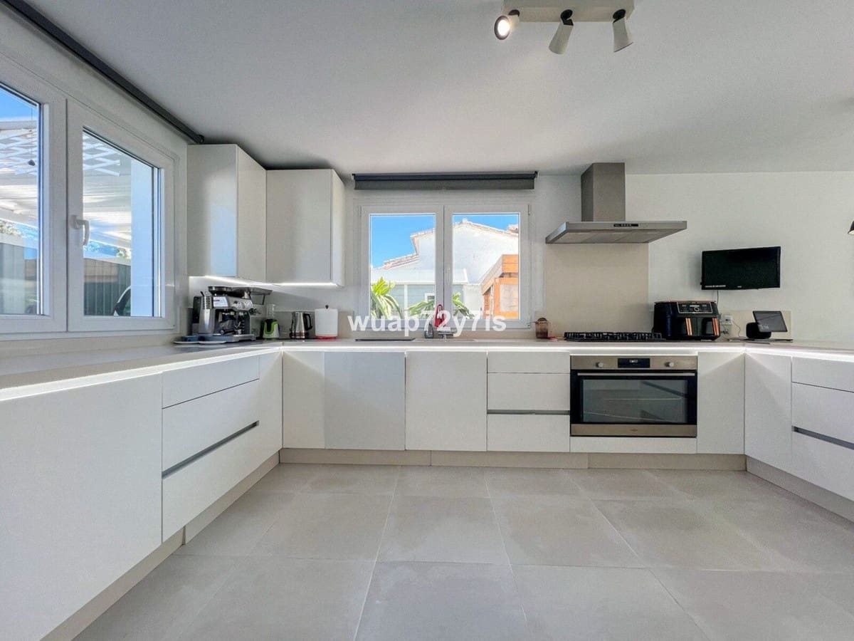 3 makuuhuone Huvila myytävänä paikassa Estepona mukana uima-altaan 
autotalli - 1 575 000 € (Ref: 9759529)