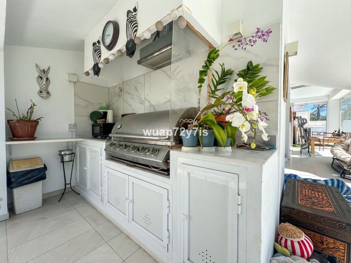 3 makuuhuone Huvila myytävänä paikassa Estepona mukana uima-altaan 
autotalli - 1 575 000 € (Ref: 9759529)