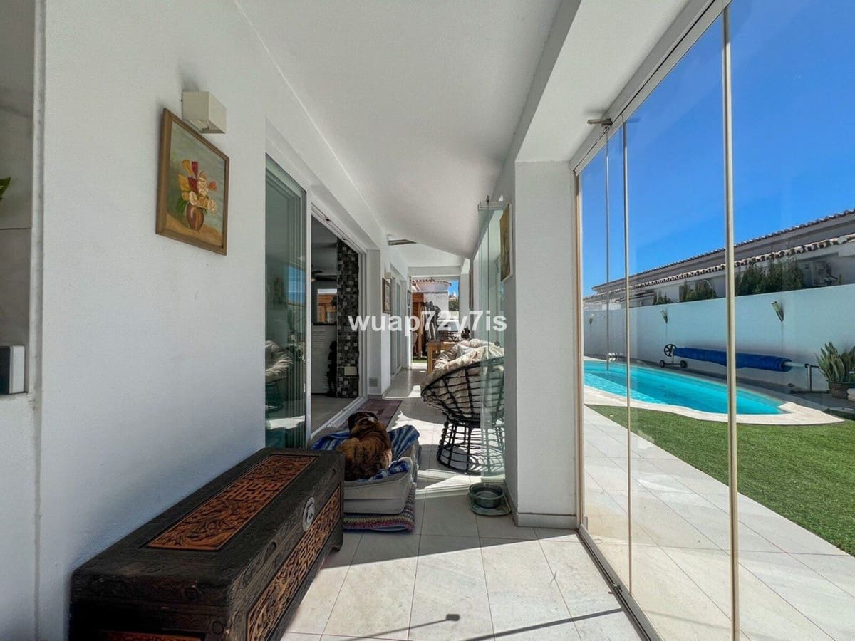 3 makuuhuone Huvila myytävänä paikassa Estepona mukana uima-altaan 
autotalli - 1 575 000 € (Ref: 9759529)