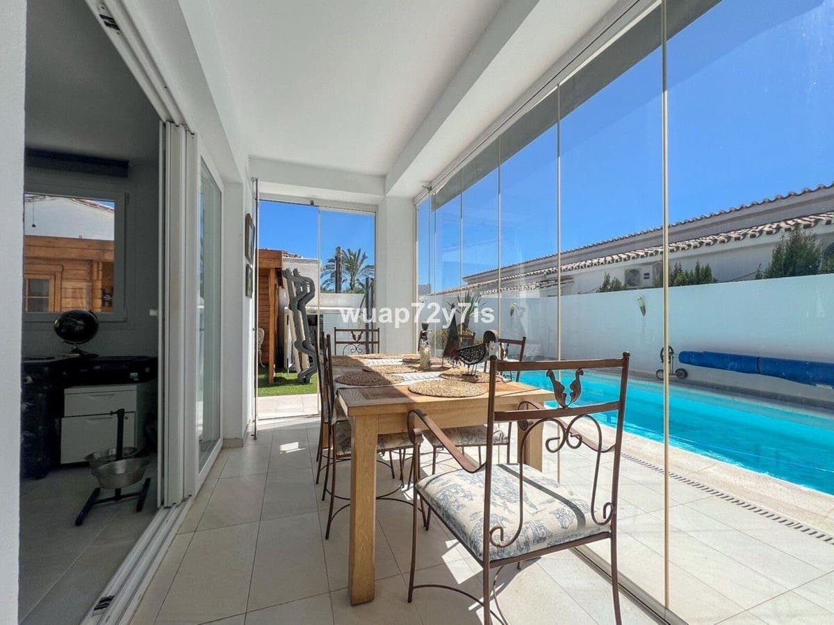 3 makuuhuone Huvila myytävänä paikassa Estepona mukana uima-altaan 
autotalli - 1 575 000 € (Ref: 9759529)