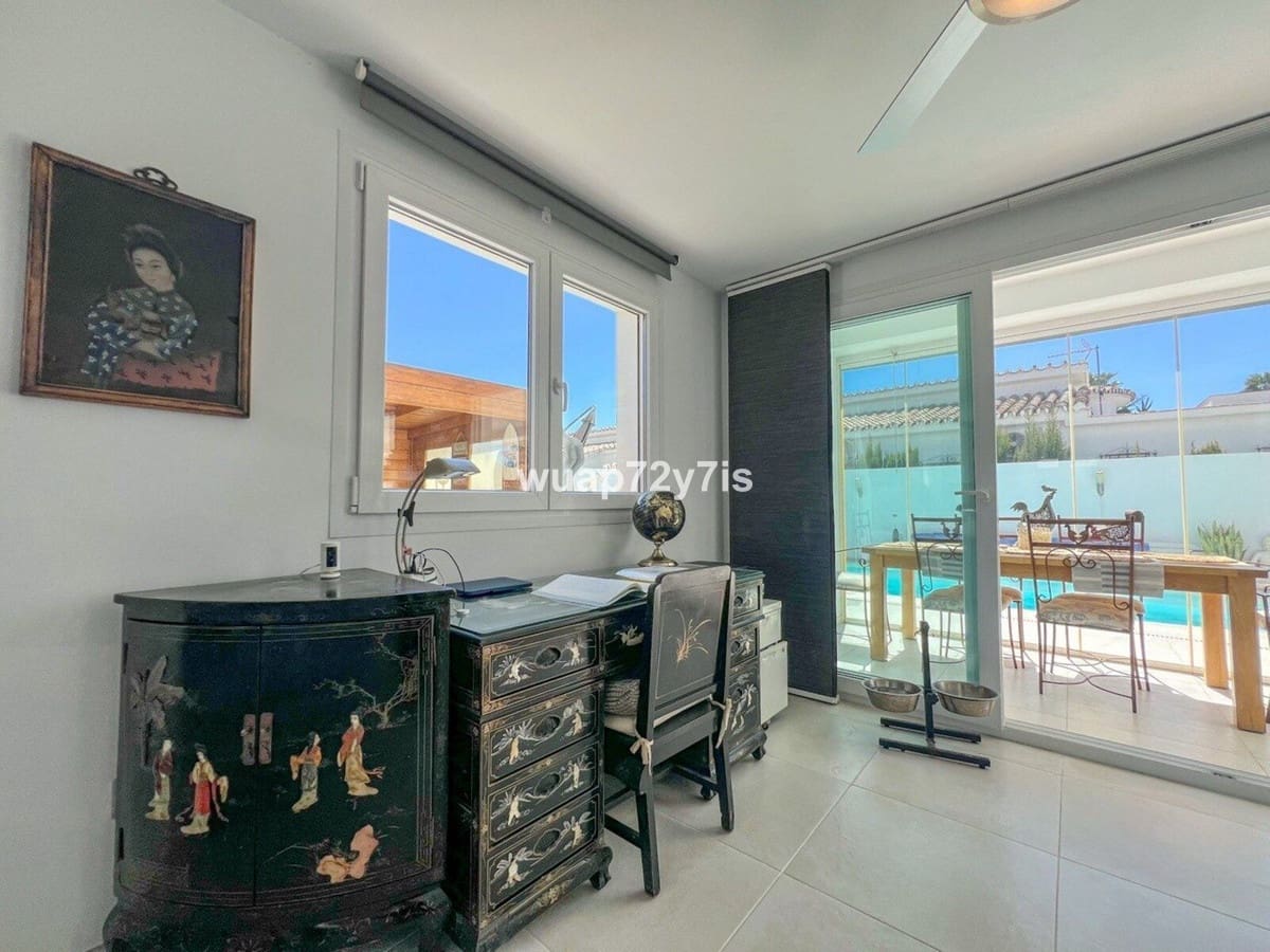 3 makuuhuone Huvila myytävänä paikassa Estepona mukana uima-altaan 
autotalli - 1 575 000 € (Ref: 9759529)