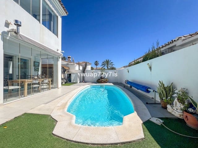 3 makuuhuone Huvila myytävänä paikassa Estepona mukana uima-altaan 
autotalli - 1 575 000 € (Ref: 9759529)